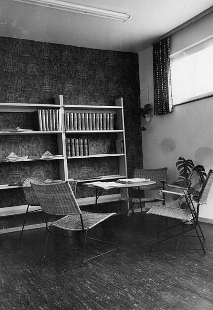 Zusammengestellt von Archiv und Dokumentation der Heilbronner Stimme
November 1960: Die neu eröffnete Neckarsulmer Stadtbücherei befindet sich im umgebauten "Kleinen Schulhaus" hinter der Neckarschule. Blick in die Informationsecke, hier liegen Tageszeitungen aus dem In- und Ausland aus, sowie verschiedene Nachschlagewerke. Zusammengestellt von Archiv und Dokumentation der Heilbronner Stimme
November 1960: Die neu eröffnete Neckarsulmer Stadtbücherei befindet sich im umgebauten "Kleinen Schulhaus" hinter der Neckarschule. Blick in die Informationsecke, hier liegen Tageszeitungen aus dem In- und Ausland aus, sowie verschiedene Nachschlagewerke.