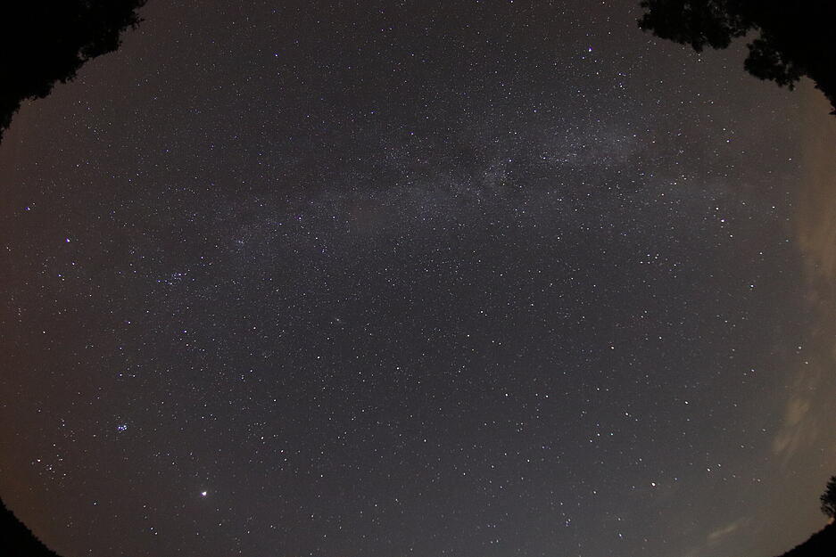 Sternenklar um Mitternacht: Die Milchstraße über dem Jagsttal, fotografiert zwischen Krautheim und Diebach, mit einem sogenannten Fischauge-Objektiv.