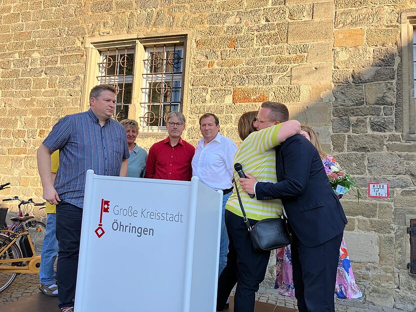 Gratulationen für den Wahlsieger Patrick Wegener.