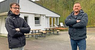 P&auml;chter Thomas Brodbeck mit Sohn Ruben Herrmann zeigen das Au&szlig;engel&auml;nde des Seeh&auml;usle in M&uuml;hlbach. Hier startet die Saison am Samstag mit einem Fassanstich und Grillspezialit&auml;ten.