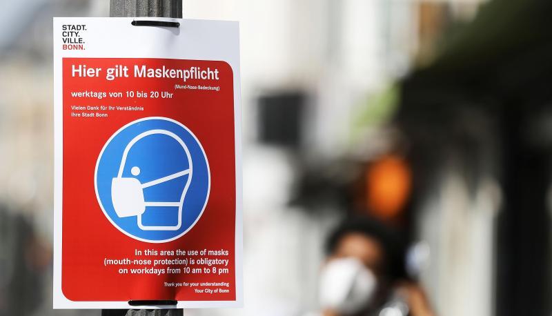 Seit gut einem Jahr tragen Menschen in Deutschland in vielen Alltagssituationen Mundschutz. Seit gut einem Jahr tragen Menschen in Deutschland in vielen Alltagssituationen Mundschutz.