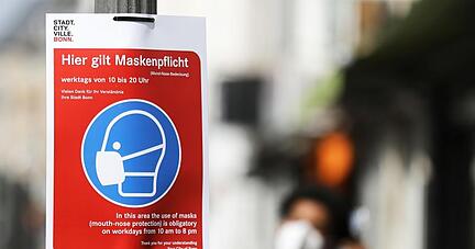 Seit gut einem Jahr tragen Menschen in Deutschland in vielen Alltagssituationen Mundschutz. Seit gut einem Jahr tragen Menschen in Deutschland in vielen Alltagssituationen Mundschutz.