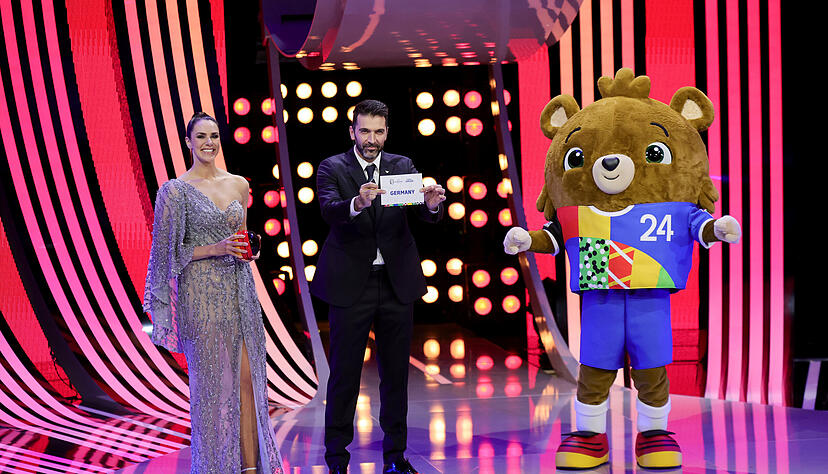 Ex-Weltmeister Gianluigi Buffon hält den Zettel mit "Deutschland" in die Höhe. Neben ihm EM-Maskottchen Albärt und Moderatorin Esther Sedlaczek.