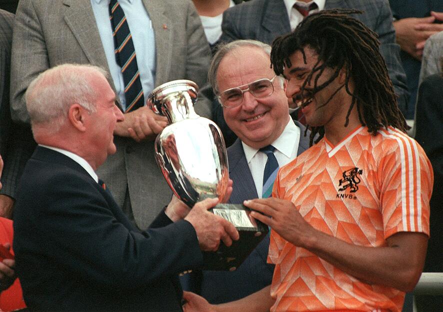 Ein neuer Europameister: Die Niederlande holen sich den Titel nach dem 2:0-Sieg im Finale gegen die Sowjetunion bei der EM 1988 in Deutschland.