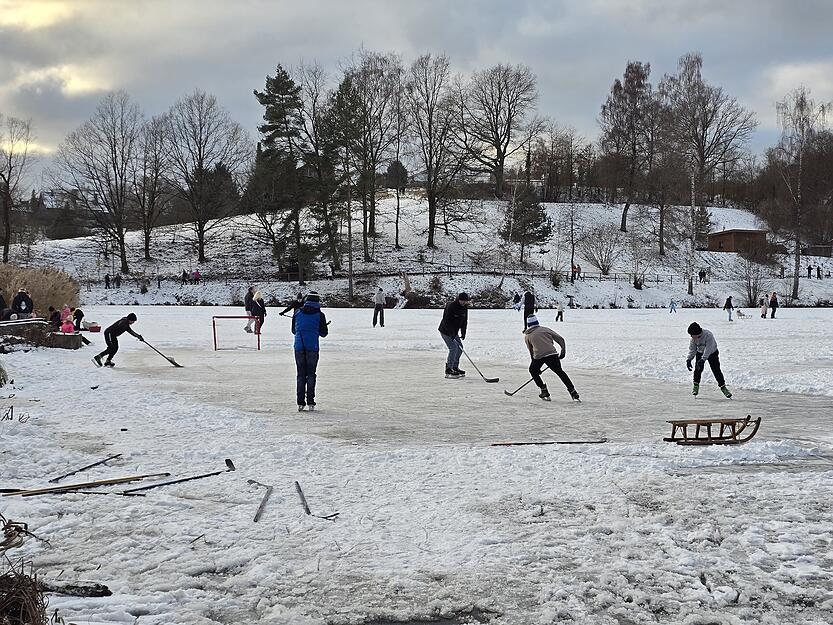 Dabei hat der Finsterroter See seine Fans teils weit &uuml;ber W&uuml;stenrot hinaus. Denn nicht &uuml;berall in der Region ist die Eisschicht auf Seen schon dick genug, um sie zu betreten.