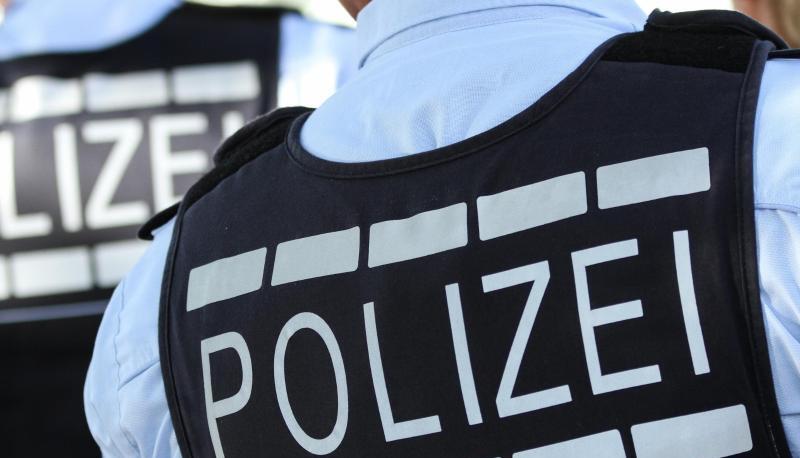 In Polizei-Westen gekleidete Polizisten. In Polizei-Westen gekleidete Polizisten.