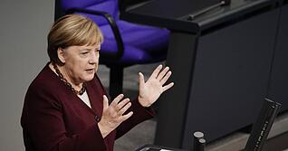 Bundeskanzlerin Angela Merkel (CDU) gibt im Bundestag eine Regierungserklärung zur Bewältigung der Corona-Pandemie ab. Bundeskanzlerin Angela Merkel (CDU) gibt im Bundestag eine Regierungserklärung zur Bewältigung der Corona-Pandemie ab.