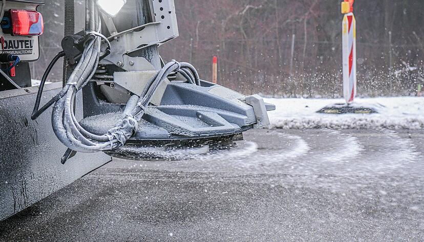 Ein Streufahrzeug auf der A7 im Einsatz. Laut Deutschem Wetterdienst sind Glatteis und starke Verkehrsbehinderungen zu erwarten.