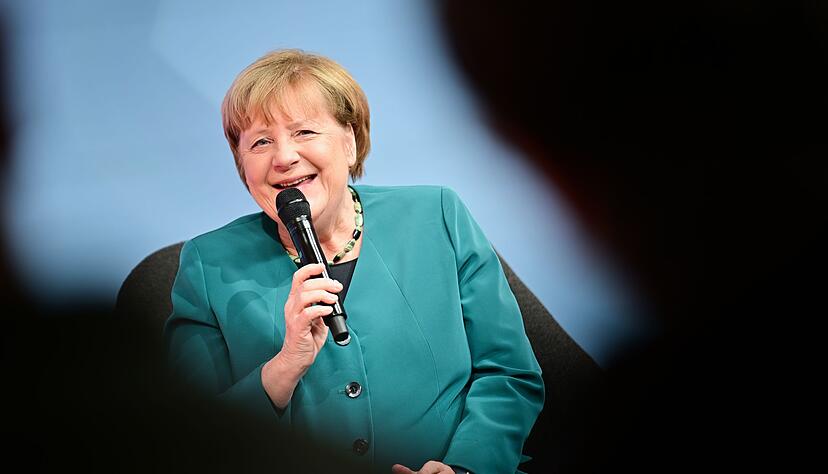 Angela Merkel erzählte von kleinen Tests mit KI-Anwendungen.