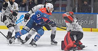 Gunars Skvorcovs (Mitte) brachte die Heilbronner Falken bei den Black Hawks Passau zwischenzeitlich mit 2:1 in F&uuml;hrung.