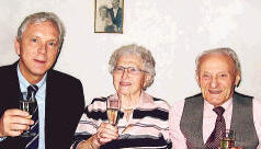 „Auf viele weitere gemeinsame und gesunde Jahre“: Bürgermeister Harry Mergel stößt mit den Diamantenen Hochzeitern an.Foto: Ulrike Bauer „Auf viele weitere gemeinsame und gesunde Jahre“: Bürgermeister Harry Mergel stößt mit den Diamantenen Hochzeitern an.Foto: Ulrike Bauer