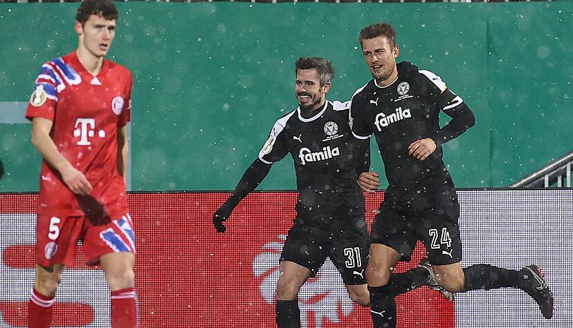 Coup gegen Bayern vor fünf Jahren: Kiels damaliger Spieler Hauke Wahl (r) und Fin Bartels feiern das Tor zum 2:2. Coup gegen Bayern vor fünf Jahren: Kiels damaliger Spieler Hauke Wahl (r) und Fin Bartels feiern das Tor zum 2:2.