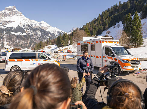 Senad Sakic-Fanger, Chef der Kriminalpolizei und Stellvertretender Kommandant der Kantonspolizei Nidwalden, informiert die Medien &uuml;ber den Absturz einer Gondel der Gondelbahn Titlis Xpress im Schweizer Skigebiet Engelberg.