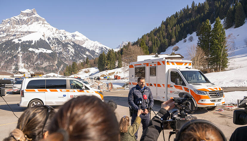 Senad Sakic-Fanger, Chef der Kriminalpolizei und Stellvertretender Kommandant der Kantonspolizei Nidwalden, informiert die Medien &uuml;ber den Absturz einer Gondel der Gondelbahn Titlis Xpress im Schweizer Skigebiet Engelberg.