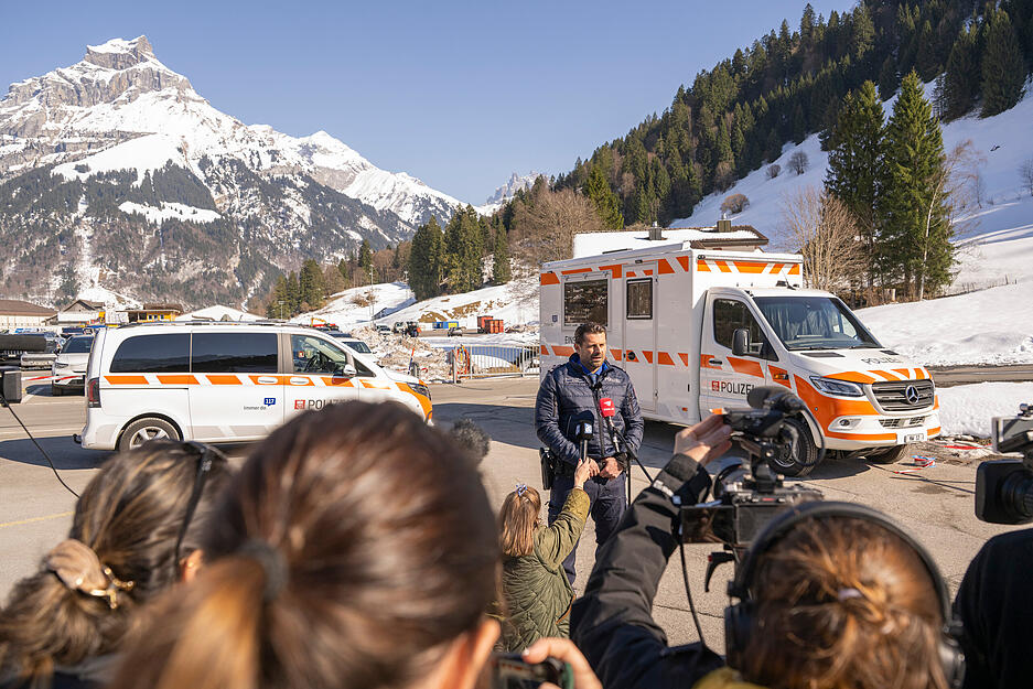 Senad Sakic-Fanger, Chef der Kriminalpolizei und Stellvertretender Kommandant der Kantonspolizei Nidwalden, informiert die Medien &uuml;ber den Absturz einer Gondel der Gondelbahn Titlis Xpress im Schweizer Skigebiet Engelberg.