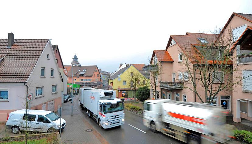 Die L&ouml;wensteiner Stra&szlig;e in Willsbach: In diesem Abschnitt der B 39 hat das Landratsamt vor einem Jahr t&auml;glich 12 200 Fahrzeuge gemessen. Die Belastung f&uuml;r die Anwohner liegen im gesundheitsgef&auml;hrdenden Bereich.Fotos: Dennis Mugler