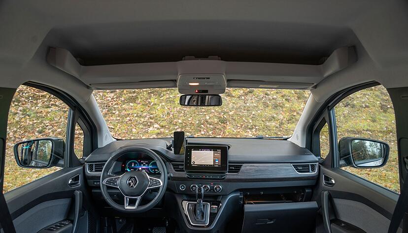 Das Cockpit des Renault Kangoo Electric wirkt chic und modern.