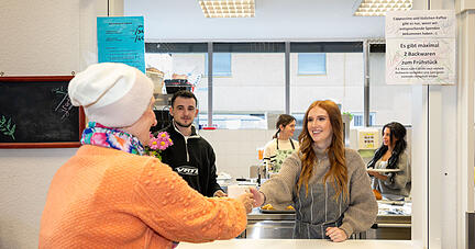 Eine Tasse Kaffee spendet Wärme.  Die Auszubildenden der Agentur für Arbeit  geben Frühstück an Hilfsbedürftige aus. Eine Tasse Kaffee spendet Wärme.  Die Auszubildenden der Agentur für Arbeit  geben Frühstück an Hilfsbedürftige aus.