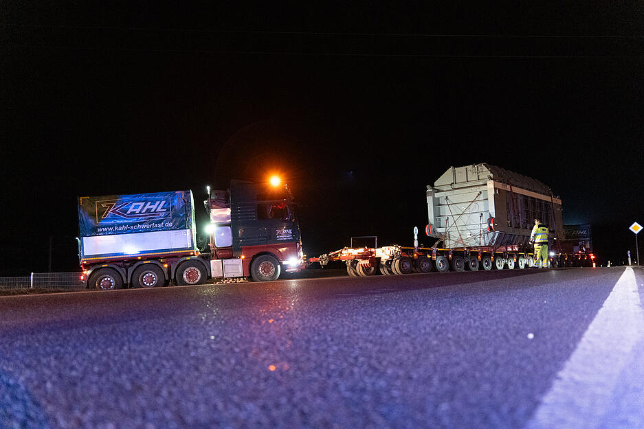 Insgesamt sei nun der dritte von insgesamt sieben Trafos an seiner Ziel-Etappe angekommen.