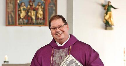 Seit gut einem Jahr ist Volker Keith Pfarrer der Seelsorgeeinheit Bad Friedrichshall/Offenau. Von 2001 bis 2006 war er als Till Symbolfigur der Sulmtalnarren Ellhofen.
Fotos: Ralf Seidel/privat