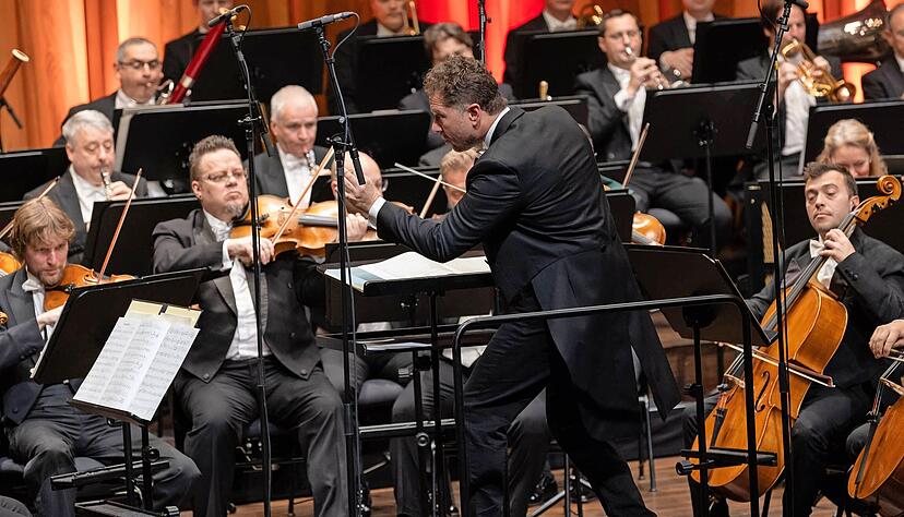 Eine musikalische Reise vom 17. ins 20. Jahrhundert: Martin Panteleev dirigiert die W&uuml;rth Philharmoniker im Carmen-W&uuml;rth-Forum.