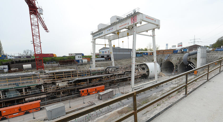 Die enorme Tunnelvortriebsmaschine "Suse" steht am 22. April 2016 auf der Stuttgart 21-Baustelle des Fildertunnels. Sie wird bei den Arbeiten für die zweite Tunnelröhre eingesetzt. Die enorme Tunnelvortriebsmaschine "Suse" steht am 22. April 2016 auf der Stuttgart 21-Baustelle des Fildertunnels. Sie wird bei den Arbeiten für die zweite Tunnelröhre eingesetzt.