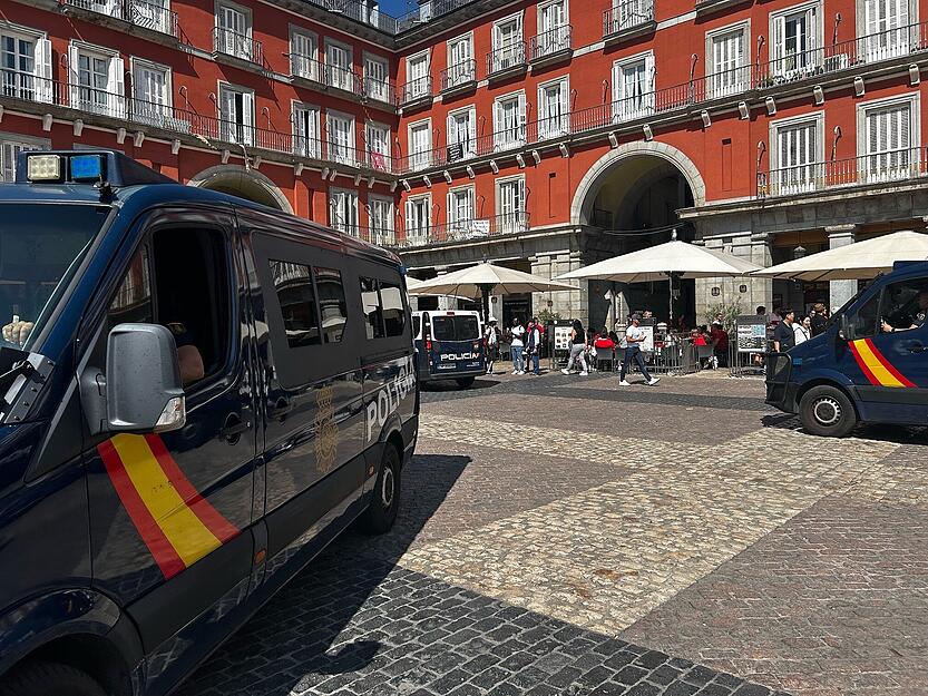 Vor Champions-League-Spiel: VfB-Fans und -Promis auf der Plaza Major in Madrid – die Polizei marschiert auf.