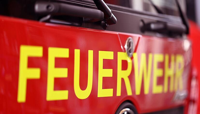 Die Feuerwehr muss einen Lkw-Fahrer aus dem Führerhaus schneiden. (Archivbild)