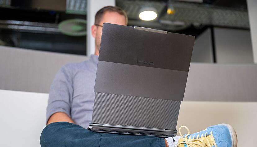 Lang, schlank - aber auch stabil: So sieht es von vorn aus, wenn das Thinkbook Rollable den Bildschirm streckt.