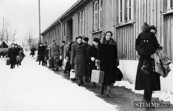 Nach Kriegsende stellt der starke Anstieg des Flüchtlingsstroms aus dem Osten staatliche und kirchliche Institutionen bei der bestehenden Wohnungsnot vor große Probleme. Im März 1953 werden die ersten Sowjetzonenflüchtlinge einquartiert. Nach Kriegsende stellt der starke Anstieg des Flüchtlingsstroms aus dem Osten staatliche und kirchliche Institutionen bei der bestehenden Wohnungsnot vor große Probleme. Im März 1953 werden die ersten Sowjetzonenflüchtlinge einquartiert.