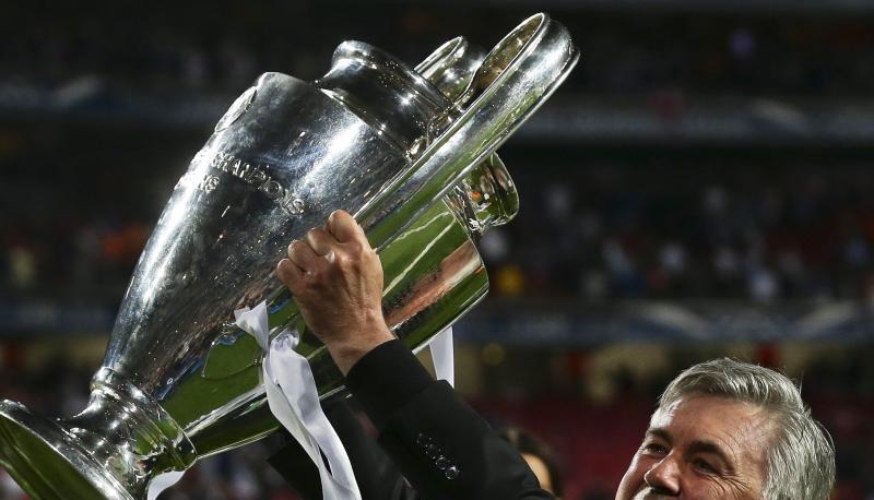 Carlo Ancelotti hat bereits zum dritten Mal den Pokal in der Hand. Foto: Jose Sena Goulao Carlo Ancelotti hat bereits zum dritten Mal den Pokal in der Hand. Foto: Jose Sena Goulao