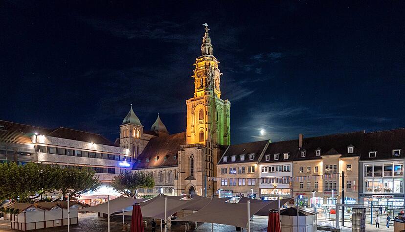 Am Dienstag war die Kilianskirche in Heilbronn noch von außen beleuchtet worden. Seit gestern sind die Strahler abgeschaltet. Am Dienstag war die Kilianskirche in Heilbronn noch von außen beleuchtet worden. Seit gestern sind die Strahler abgeschaltet.