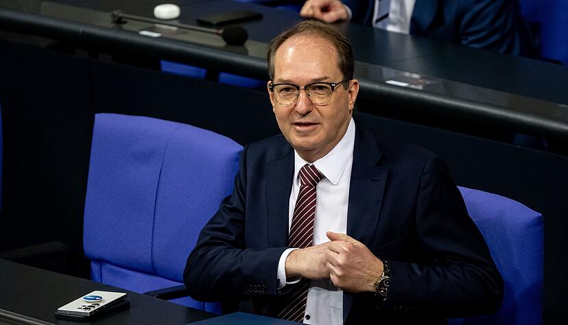 Bundesinnenminister Alexander Dobrindt (CSU) pl&auml;diert f&uuml;r h&auml;rtere Strafen. (Archivbild)