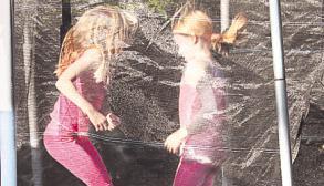 Zwei Trampoline und ein Kletterger&uuml;st bieten Kindern Abwechslung.