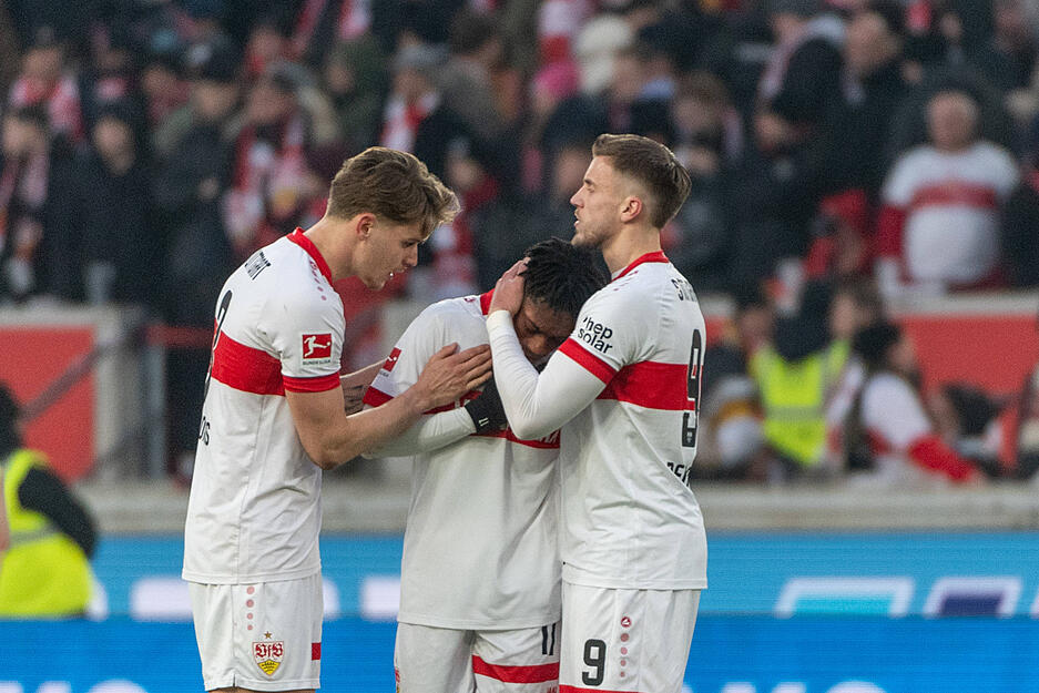 Auch Ramon Hendriks und andere VfB-Stars kamen zu Diehl. Nach dem Spiel erklärte auch Trainer Sebastian Hoeneß, dass Diehl der "geringste Vorwurf" zu machen sei.