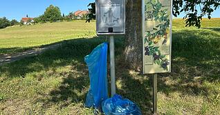 Die Biberacher Bürger greifen zur Eigeninitiative. Da die Stadt an den Hundekotbeutelspendern keine Mülleimer anbringt, helfen sich die Bürger selber und hängen Mülltüten auf. Die Biberacher Bürger greifen zur Eigeninitiative. Da die Stadt an den Hundekotbeutelspendern keine Mülleimer anbringt, helfen sich die Bürger selber und hängen Mülltüten auf.