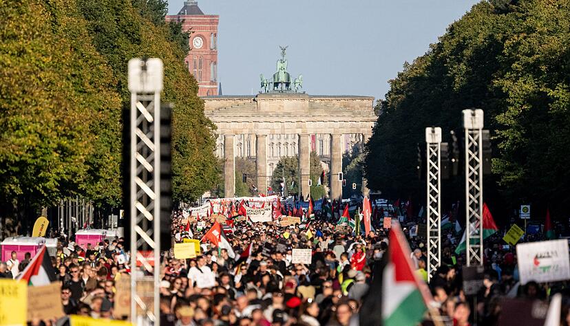 Mehr als 100.000 Menschen haben nach Sch&auml;tzung der Veranstalter am Gaza-Protest teilgenommen. Die Polizei nannte etwas niedrigere Zahlen.
