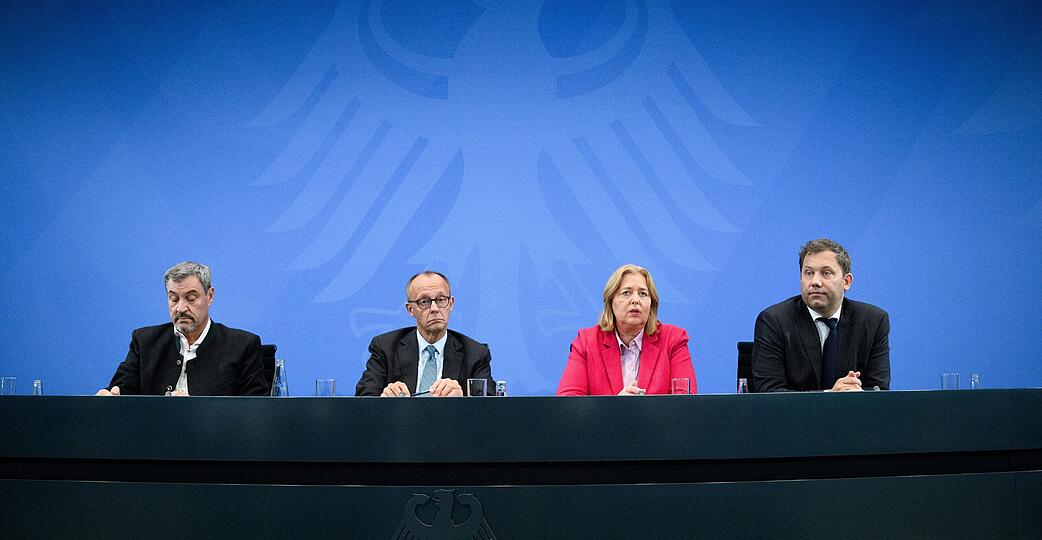 CSU-Chef Markus Söder (von links), Bundeskanzler Friedrich Merz, Arbeitsministerin Bärbel Bas und Finanzminister Lars Klingbeil bei der Pressekonferenz nach der Sitzung des Koalitionsausschusses. CSU-Chef Markus Söder (von links), Bundeskanzler Friedrich Merz, Arbeitsministerin Bärbel Bas und Finanzminister Lars Klingbeil bei der Pressekonferenz nach der Sitzung des Koalitionsausschusses.