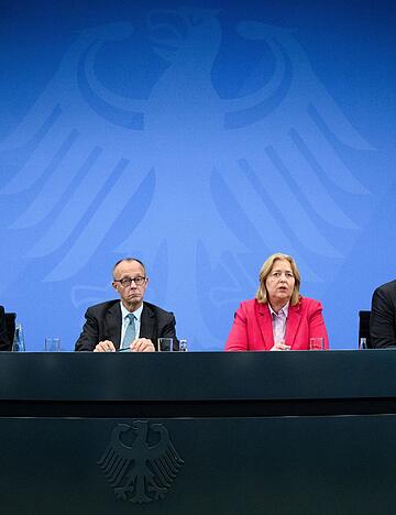 CSU-Chef Markus Söder (von links), Bundeskanzler Friedrich Merz, Arbeitsministerin Bärbel Bas und Finanzminister Lars Klingbeil bei der Pressekonferenz nach der Sitzung des Koalitionsausschusses. CSU-Chef Markus Söder (von links), Bundeskanzler Friedrich Merz, Arbeitsministerin Bärbel Bas und Finanzminister Lars Klingbeil bei der Pressekonferenz nach der Sitzung des Koalitionsausschusses.