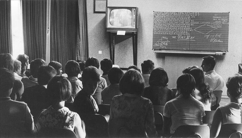Alle schauten auf den Mond: Für die Teilzeitschüler der Kaufmännischen Berufsschule Heilbronn, die nicht unterrichtsfrei bekommen hatten, wurde ein Fernsehgerät aufgestellt. Gemeinsam verfolgten sie die wichtigsten Phasen der Mondlandung. Foto: Archiv/Eisenmenger Alle schauten auf den Mond: Für die Teilzeitschüler der Kaufmännischen Berufsschule Heilbronn, die nicht unterrichtsfrei bekommen hatten, wurde ein Fernsehgerät aufgestellt. Gemeinsam verfolgten sie die wichtigsten Phasen der Mondlandung. Foto: Archiv/Eisenmenger