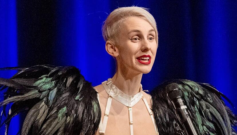 "Früher war ich der Erreger": Kabarettistin Lisa Eckhart arbeitet sich klug-maliziös an den gesellschaftlichen Debatten unserer Zeit ab. "Früher war ich der Erreger": Kabarettistin Lisa Eckhart arbeitet sich klug-maliziös an den gesellschaftlichen Debatten unserer Zeit ab.