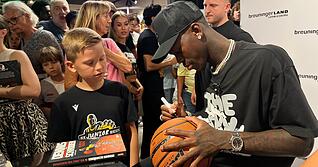 Dennis Schröder signiert den Basketball eines jungen Fans im Breuningerland Ludwigsburg Dennis Schröder signiert den Basketball eines jungen Fans im Breuningerland Ludwigsburg