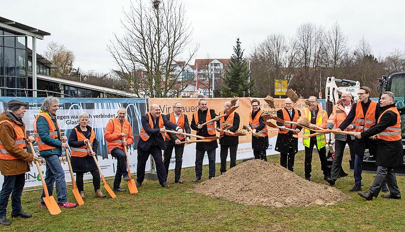Vertreter der Deutschen Giganetz setzen mit Gemeinderäten, Verwaltungsmitarbeitern, Abgeordnetem und Landrat den Spaten für den Glasfaserausbau an.
Foto: Veigel Vertreter der Deutschen Giganetz setzen mit Gemeinderäten, Verwaltungsmitarbeitern, Abgeordnetem und Landrat den Spaten für den Glasfaserausbau an.
Foto: Veigel