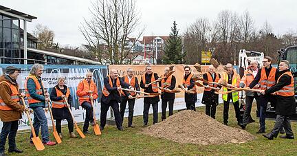 Vertreter der Deutschen Giganetz setzen mit Gemeinderäten, Verwaltungsmitarbeitern, Abgeordnetem und Landrat den Spaten für den Glasfaserausbau an.
Foto: Veigel Vertreter der Deutschen Giganetz setzen mit Gemeinderäten, Verwaltungsmitarbeitern, Abgeordnetem und Landrat den Spaten für den Glasfaserausbau an.
Foto: Veigel