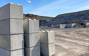 Diese Betonlegos können mit Recycling-Beton hergestellt werden. MIt ihnen werden unter anderem die Lagerplätze abgetrennt.
Fotos: Yvonne Tscherwitschke Diese Betonlegos können mit Recycling-Beton hergestellt werden. MIt ihnen werden unter anderem die Lagerplätze abgetrennt.
Fotos: Yvonne Tscherwitschke