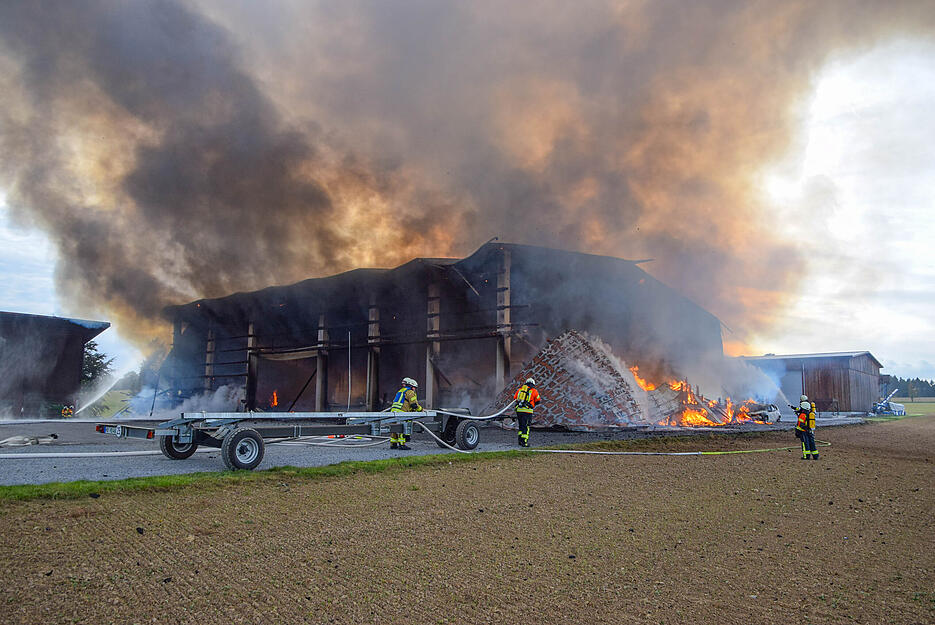 Betroffen vom Brand auf einem landwirtschaftlichen Anwesen ist vor allem eine Lagerhalle.