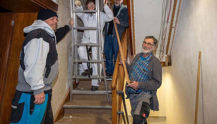 Aus Brandschutzgr&uuml;nden m&uuml;ssen die Holzverkleidungen in der Herberge beseitigt werden. Johannes M&uuml;llersch&ouml;n (r.) und Heiko B&auml;ssler, Lilly Bieringer und Frank Jett (v.l.) &uuml;bernehmen diese Arbeit.