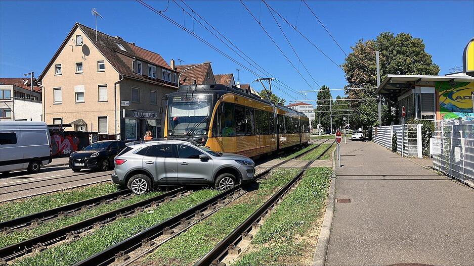 Dabei wurde ein Auto auf die Stadtbahngleise geschoben. Dabei wurde ein Auto auf die Stadtbahngleise geschoben.