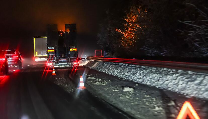 Ein Lastwagen hat sich auf der A4 bei Olpe festgefahren.