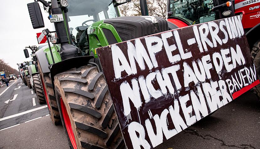 Landwirte nehmen mit Traktoren auf einer Demonstration des Deutschen Bauernverbandes unter dem Motto "Zu viel ist zu viel! Jetzt ist Schluss!" teil. Landwirte nehmen mit Traktoren auf einer Demonstration des Deutschen Bauernverbandes unter dem Motto "Zu viel ist zu viel! Jetzt ist Schluss!" teil.